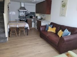 Near Heathrow T5 Slough Windsor sleeps 3-4, hotel i Colnbrook