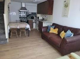 Near Heathrow T5 Slough Windsor sleeps 3-4