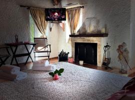 &Delta;&omega;&mu;ά&tau;&iota;&alpha; &Epsilon;&xi;&omicron;&chi;ή-With fireplace and view to the sea, caba&ntilde;a o casa de campo en El&iacute;ki