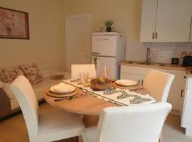 E&A SouthWest Miami Cozy 2BR Apartment with Private Parking