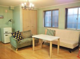 Grand Opening Sale!!! 関西空港近く-JR日根野駅前-貸切一軒家 Entire House Near Kansai Airport-The Palm Guest House, ξενοδοχείο σε Izumi-Sano