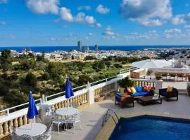 Villa Amora City Sky Line Views and Billiards Room by Haven and Keys Malta