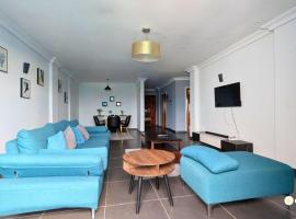 Chic apart with parking and pool, hotel v destinaci Douala