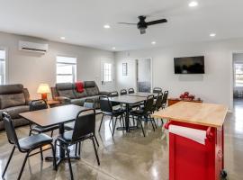 Patio and Parking! Modern Bunkhouse Near Lake Erie, hotel a Lacarne