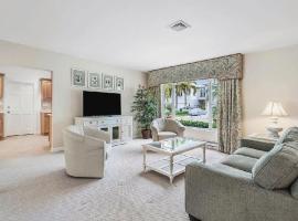 Cozy Three-Bedroom Coastal Home Near the Beach, отель в городе Палм-Бич-Шорс