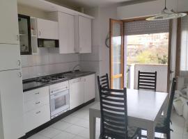 S355 - Sirolo, ampio trilocale con terrazzo e posto auto, hotel em Sirolo