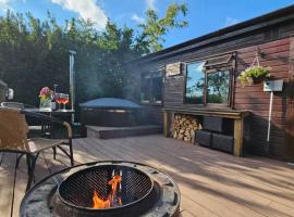 The Woodland Lodge - Wood Fired Hot Tub and Firepit, Hotel in Hambleton
