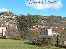 Face à la Citadelle - Jardin & Parking privé, hotel em Forcalquier