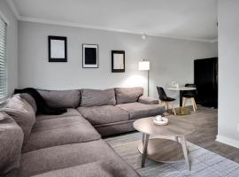 Black And White 1 BR by Ryan Korban, Hotel in Durham