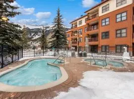 Steps to Superbee Lift with Hot Tubs & Mountain Views