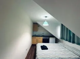 Pebbles Guest House - Flat 6