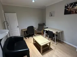 Workers & Families Home- Close to Transport & Town