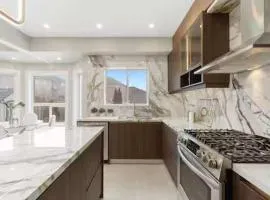 Navigate Stays Canada Luxury Hot Tub Retreat Home