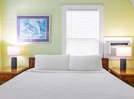 Curry House - Pool, King Bed & Balcony! Room 7