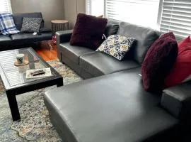 Relaxing 4BR Holiday Retreat Large, Cozy & Close to Airport