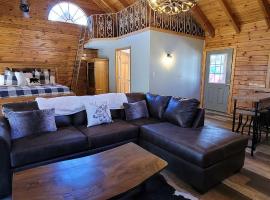 타운센드에 위치한 호텔 Lovely Family Riverfront Home Sleeps 4 with Water Views