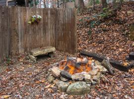 Lovely Family Riverfront Home Sleeps 4 with Water Views, khách sạn ở Townsend