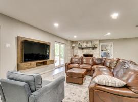 Home Gym, Office and Dock! Seguin Riverfront Retreat, hotel v destinaci Seguin