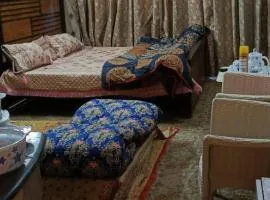Comfortable Studio with Parking and Hot Water in Murree