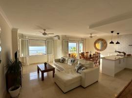 Estepona Beach Frontline Deluxe 3BR Condo, hotel di Estepona