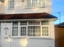 Good Priced Single Rooms in Church Road, Northolt, отель в городе Northolt