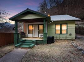 Cozy Matewan Trail Stay home，位于Delbarton的酒店