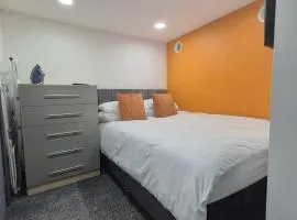 The Orange Outpost - Modern Studio Near Alhambra