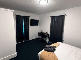 Nona - Private Room 1 with Parking, Desk & Fast WiFi near Yale, Quinnipiac, SCSU & Hospitals, hotel em Hamden
