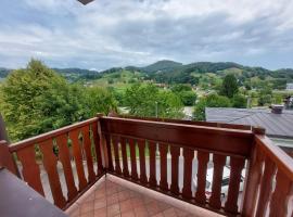 Cozy Nook Stays, Gorsko zatočišče med Roglo in Termami Zreče Mir Udobje in Balkon z Razgledom!, ξενοδοχείο σε Zreče