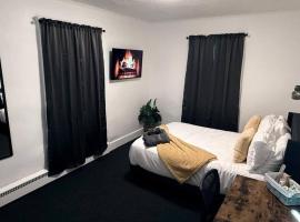 Nona - Private Room 2 with Parking, Desk & Fast WiFi near Yale, Quinnipiac, SCSU & Hospitals, hotel a Hamden