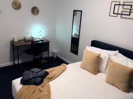 Nona - Cozy 3BR Apt with Parking, Desk & Fast WiFi near Yale, Quinnipiac, SCSU & Hospitals, hotel a Hamden