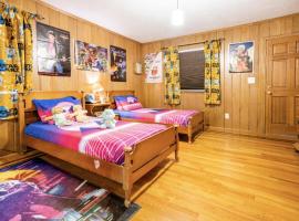 1980's Themed Room with MASSIVE 80's Arcade，位于温斯顿·塞勒姆的酒店