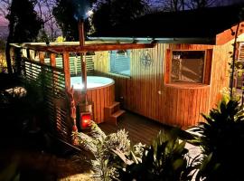 Woodsmoke Hollow cabin, hotel i Guestling