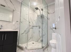 3 bed 2 bath luxury home in Markham, hotel v destinácii Stouffville