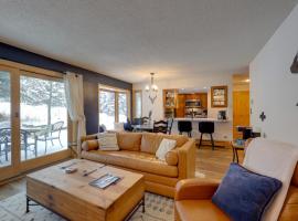Charming Vail Condo with Patio and Mountain Views, hotel v destinaci Vail