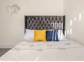 Tastefully Finished 2 Bedroom holiday & Short let cottage in Greater Manchester