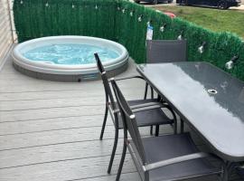 Tattershall Lakes Pet Friendly Hot Tub Breaks, готель у місті Таттершелл