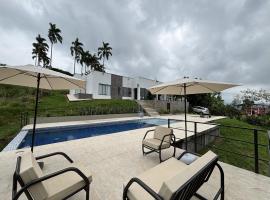 Casa Campestre con Piscina, hotel in Manizales