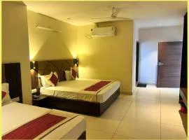 SEA VIEW from rooftop HOTE S NIWAS ! PURI near Swargadwar - Golden Beach - Jagannath Temple - Parking - Fully Air Conditioning Rooms - BEST HOTEL IN PURI