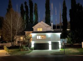 Secluded retreat in Draper UT, hotel v destinaci Draper