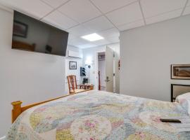 Biker-Friendly Etowah Retreat with Mountain Views!, Hotel in Etowah