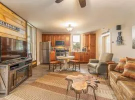 Stylish Downtown Loft: Restaurants • Shops • Train