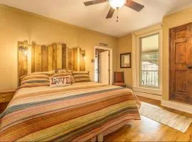 All Aboard Stylish Downtown Loft, Walk to Restaurants, Shops, Train