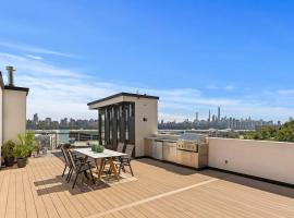 Modern Luxury 8BR Combined Townhome with NYC Views, hotel v destinaci Fairview