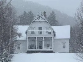Historical Gingerbread House in Bretton Woods with Direct Slope Views!