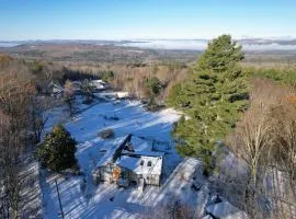 2T Bethlehem Retreat with Stunning Sunset Views in the Heart of the White Mountains