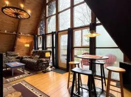 4M Cozy A-Frame in Bethlehem, NH - Fireplace, Firepit & Close to Skiing & Trails, Dogs welcome!