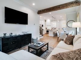Brand New Designer Townhome in the Middle of Town、ラファイエットのホテル