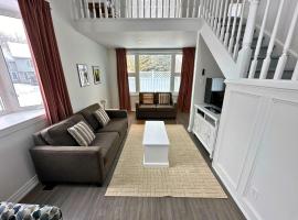 Family Townhome with outdoor pool access, Hotel in Collingwood