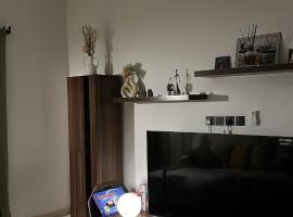 شقه غرفه وصاله انيقة و مريحة, ξενοδοχείο στο Νταμάμ